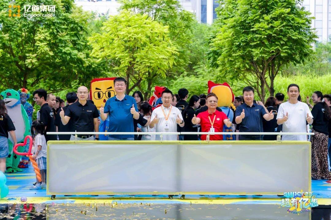 Emdoor Group’s 23rd anniversary kicks off with employees signing in via a creative button press and artwork station, capturing joyful team moments under the outdoor plaza. Emdoor Group’s 23rd anniversary kicks off with employees signing in via a creative button press and artwork station, capturing joyful team moments under the outdoor plaza.