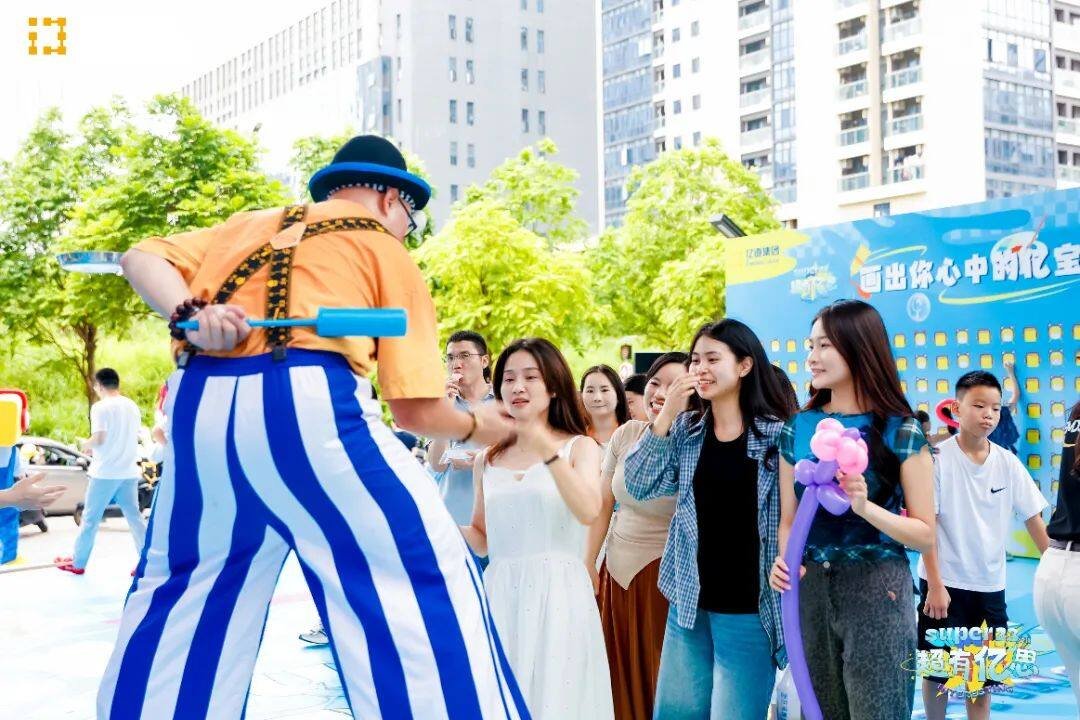 Mascot parades and clown performances bring laughter to Emdoor’s anniversary celebration in the grand lobby. Mascot parades and clown performances bring laughter to Emdoor’s anniversary celebration in the grand lobby.