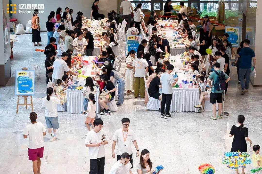 Employees craft colorful bags and pressed-flower fans in the DIY zone, showcasing their creativity. Employees craft colorful bags and pressed-flower fans in the DIY zone, showcasing their creativity.