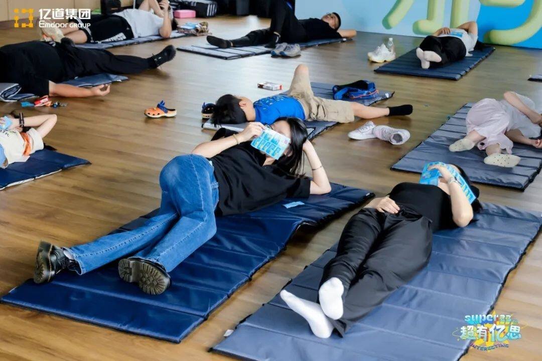 The “lie-flat contest” in the yoga room adds a humorous twist to Emdoor’s anniversary festivities. The “lie-flat contest” in the yoga room adds a humorous twist to Emdoor’s anniversary festivities.