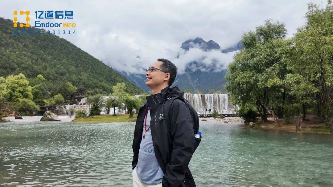 Emdoor colleague admiring Blue Moon Valley by Jade Dragon Snow Mountain Emdoor colleague admiring Blue Moon Valley by Jade Dragon Snow Mountain