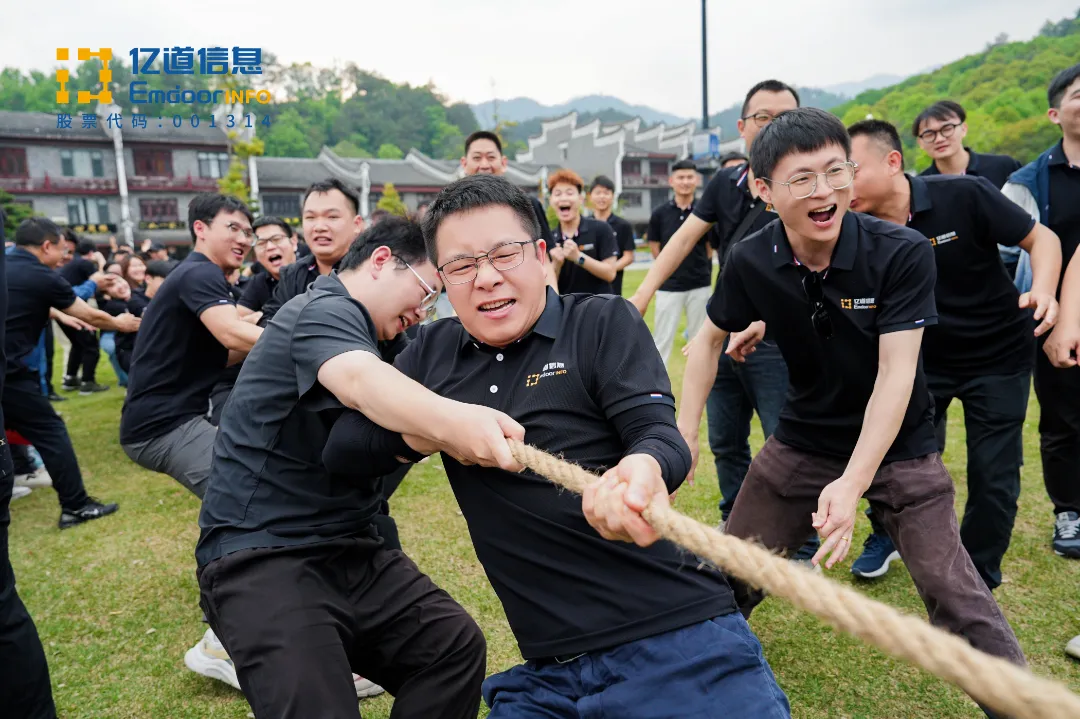 At Wanshou Square, a lively tug-of-war ignited team spirit At Wanshou Square, a lively tug-of-war ignited team spirit