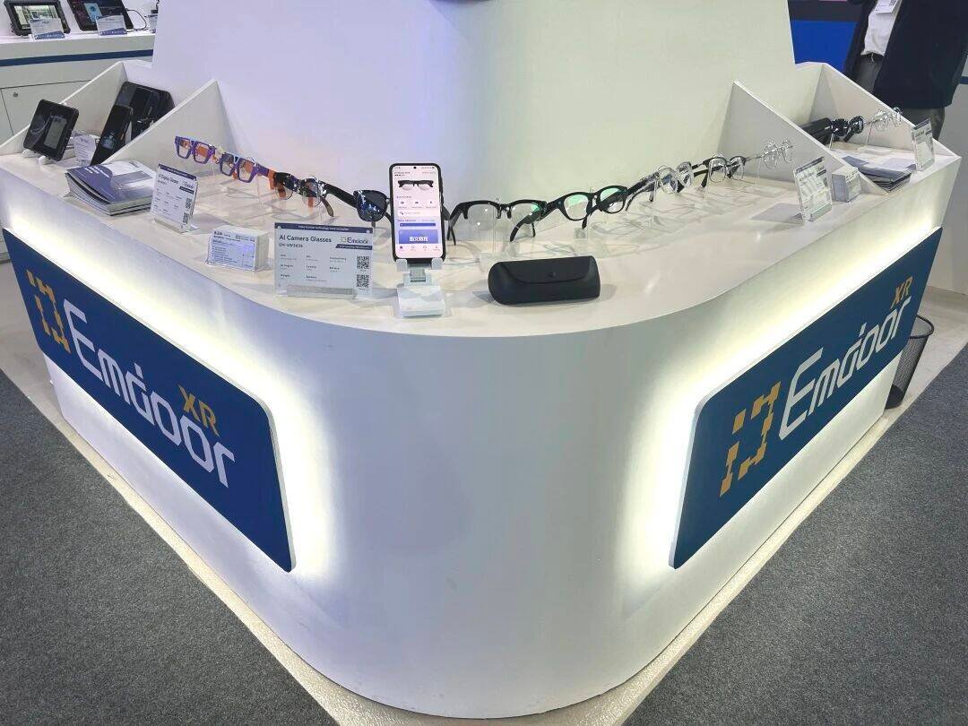 The AI Camera Glasses The AI Camera Glasses: Vision Meets Intelligence