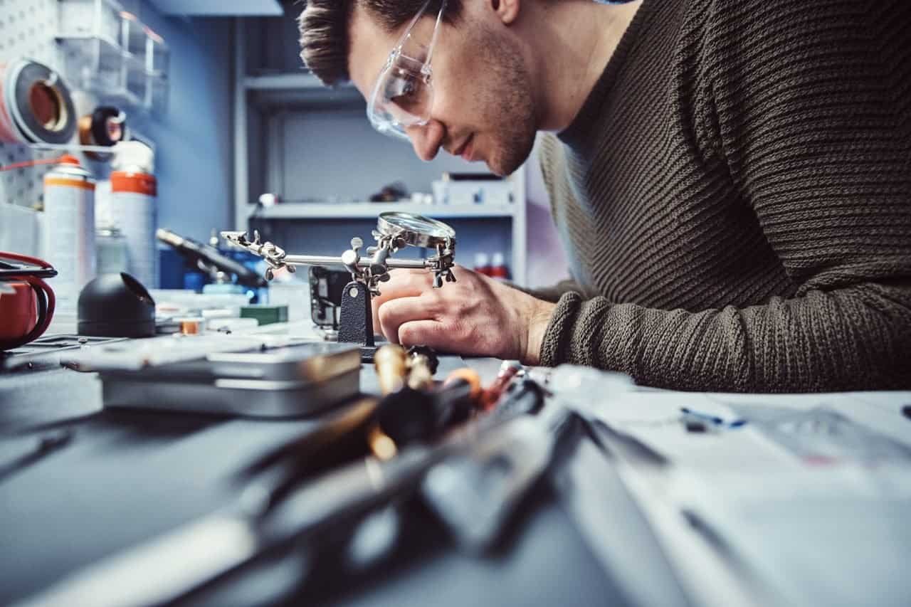 Technician validating an electronic device configuration in a workshop